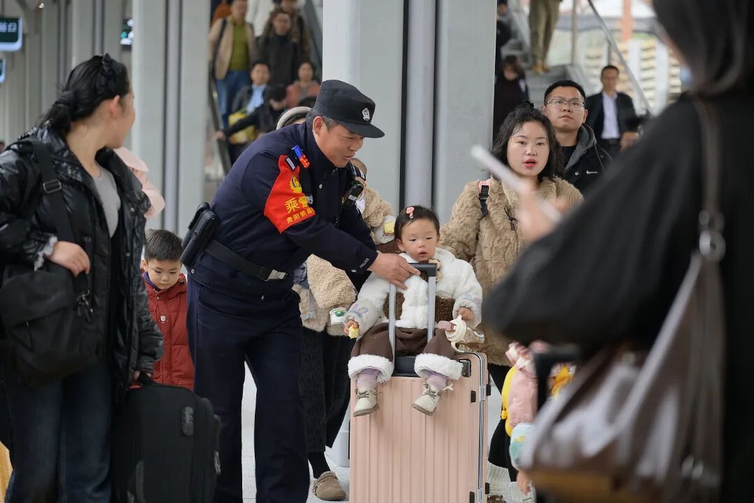 “先紧老人和孩子！”火遍全网的“喊话乘警”是他