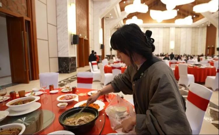 有人一年“蹭”近百场婚宴，就为了打包剩菜带回家？原因很治愈