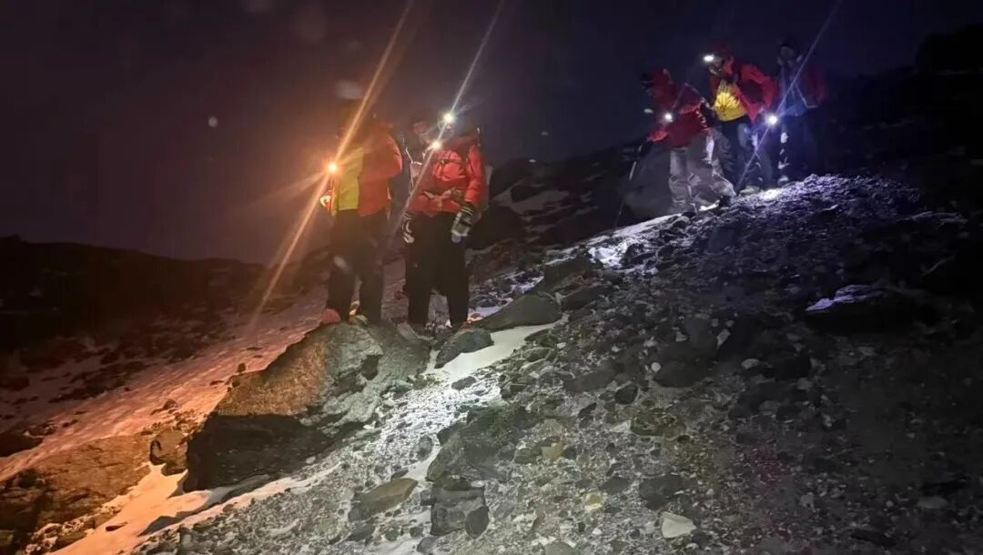 男子封山期间违规进入哈巴雪山,在海拔5050米处滑坠失联 男子封山期间违规进入哈巴雪山,在海拔5050米处滑坠失联
