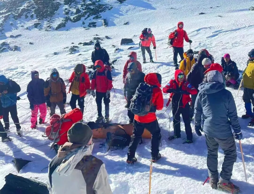 男子封山期间违规进入哈巴雪山,在海拔5050米处滑坠失联 男子封山期间违规进入哈巴雪山,在海拔5050米处滑坠失联