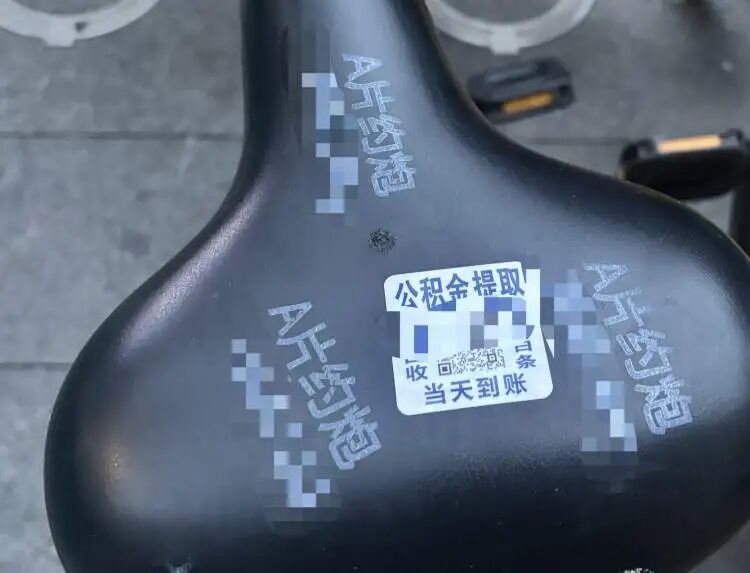 “用黄色温暖隔绝黄色污染”，上海两个年轻人自制诗句贴纸，不少人纷纷效仿