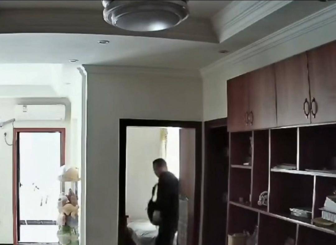 房主通过监控“喊话”入室小偷，小偷回应：抱歉，我不来了！警方：已抓获