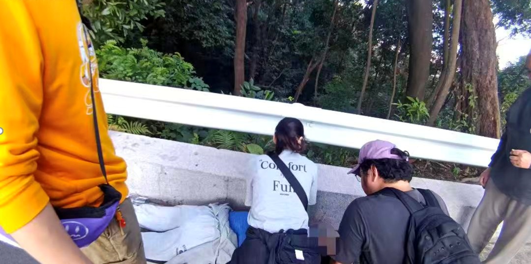 事发广州白云山，一男子突然晕厥倒地，多位街坊及时救援