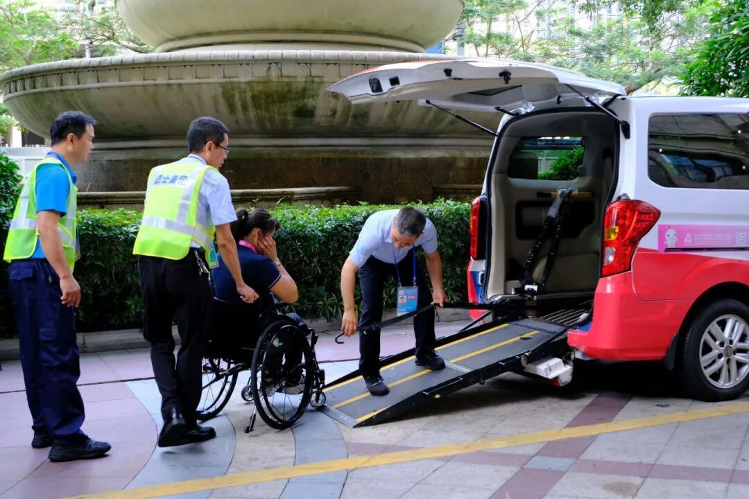太暖心！深圳司机蹲车厢反复检查，专人搀扶入座，因为这件事……