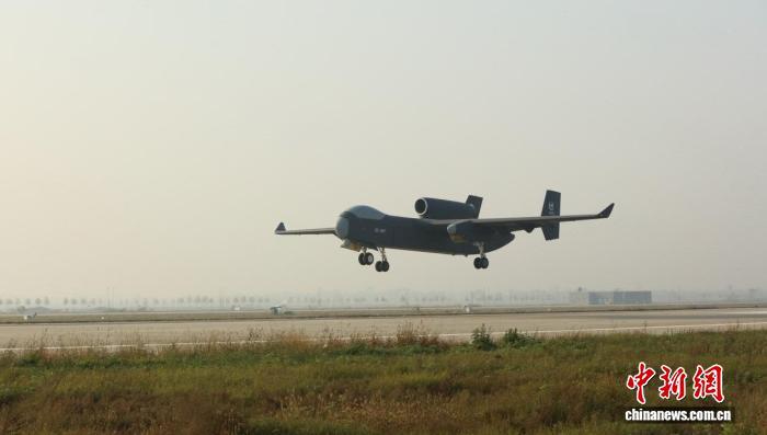 中国自主创新的大型无人机“九天”成功首飞