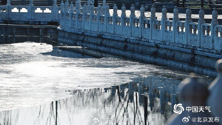 什刹海进入冰水两重天想滑冰还需耐心等待！