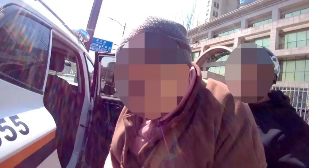 惊魂小意外,遇见大温暖→警民携手助八旬老人安全回家 惊魂小意外,遇见大温暖→警民携手助八旬老人安全回家