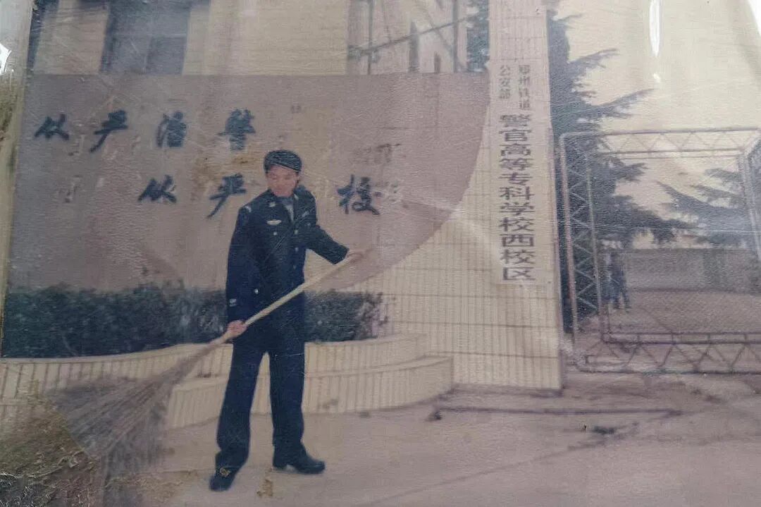 “先紧老人和孩子！”火遍全网的“喊话乘警”是他