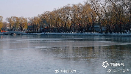 什刹海进入冰水两重天想滑冰还需耐心等待！