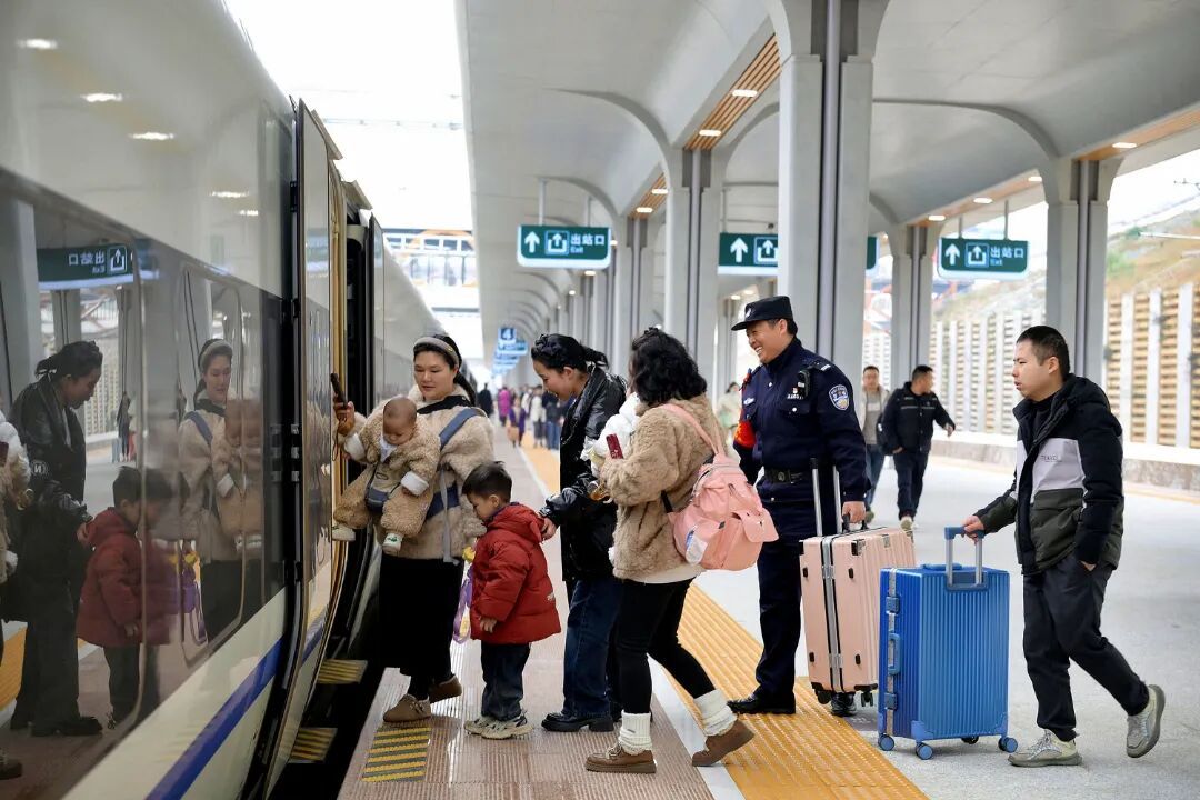 “先紧老人和孩子！”火遍全网的“喊话乘警”是他