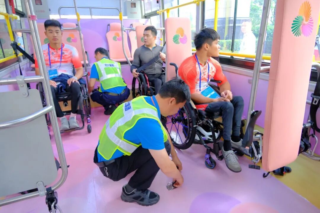 太暖心！深圳司机蹲车厢反复检查，专人搀扶入座，因为这件事……