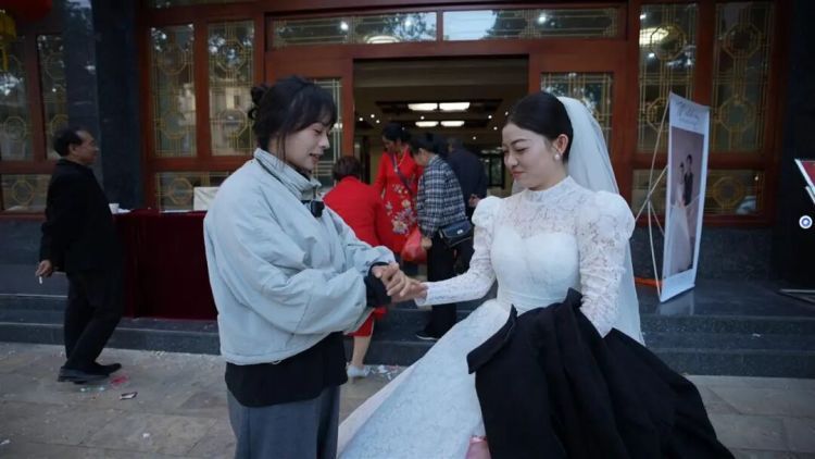 有人一年“蹭”近百场婚宴，就为了打包剩菜带回家？原因很治愈