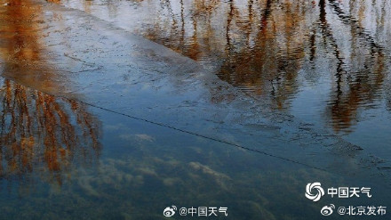 什刹海进入冰水两重天想滑冰还需耐心等待！