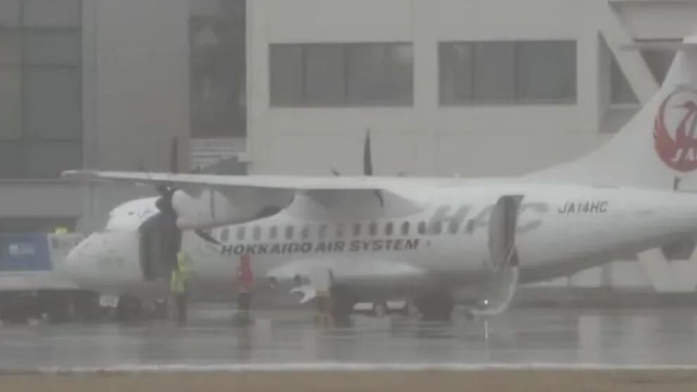 穿越云层时单侧引擎停止运转！日本一客机紧急降落