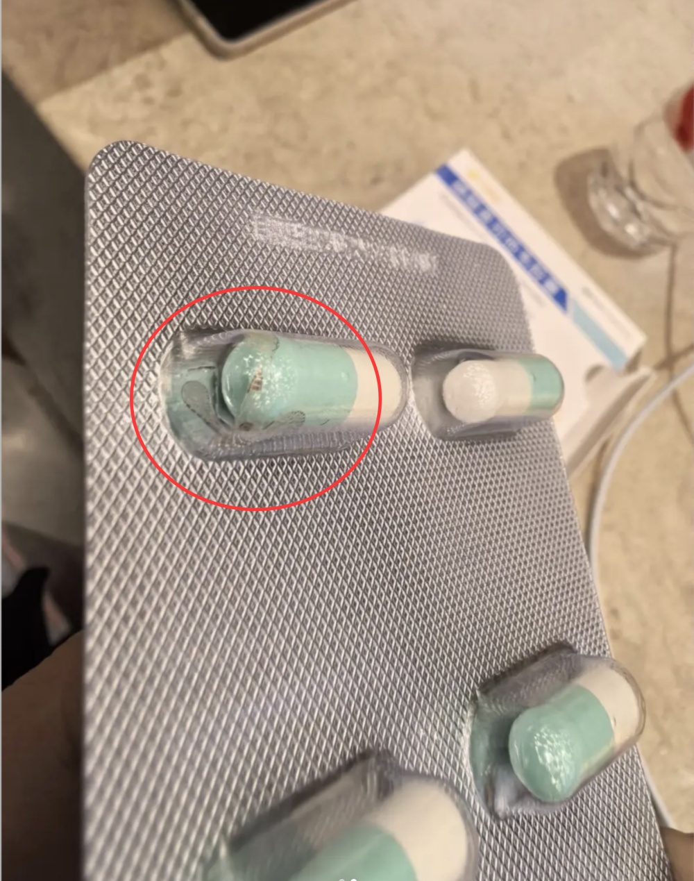 武汉一市民购奥司他韦胶囊,泡罩内现完整飞虫,药房:属实,已换货 武汉一市民购奥司他韦胶囊,泡罩内现完整飞虫,药房:属实,已换货