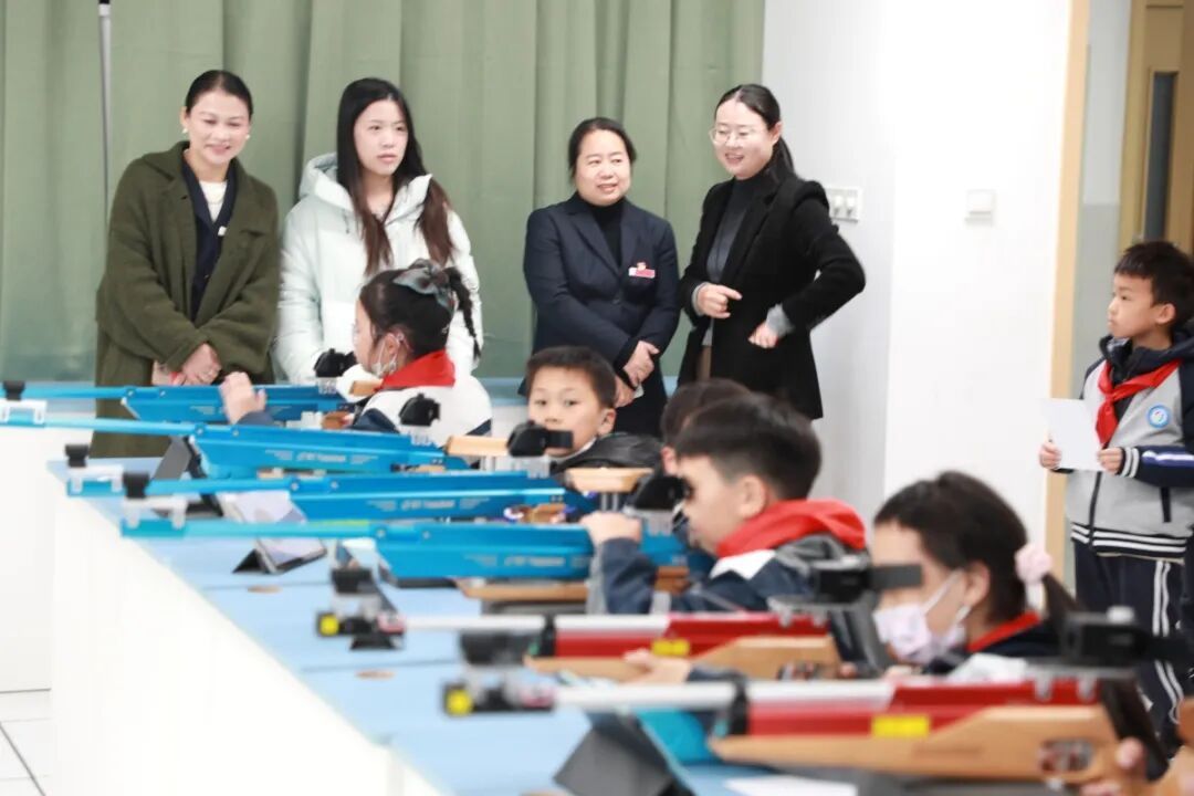 杨倩回家乡宁波,受聘担任体育副校长 杨倩回家乡宁波,受聘担任体育副校长