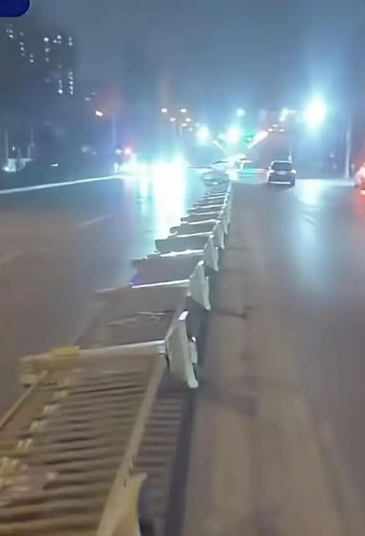 10级大风袭山西运城，数米高景区指示牌被刮倒，当地居民：从来没见过这么大的风