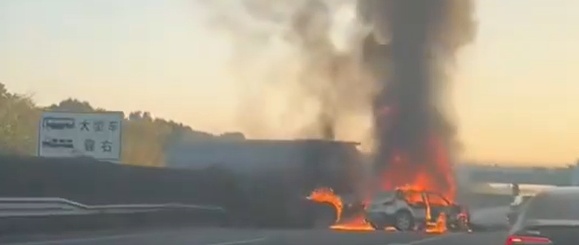 高速惊魂！油罐车对撞轿车，现场浓烟滚滚……
