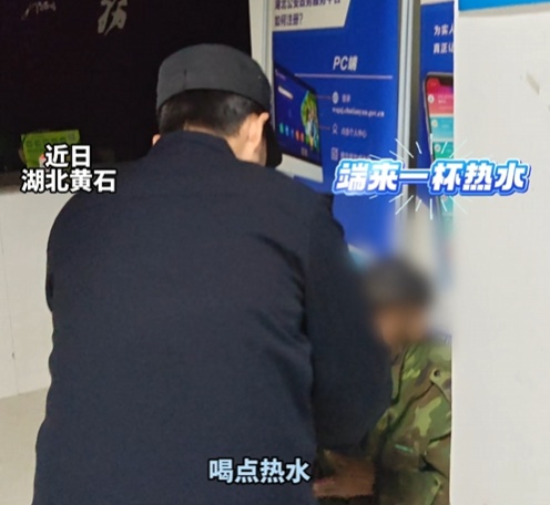 最暖“回家号”出发！老人寒夜走失，两地民警接力救助