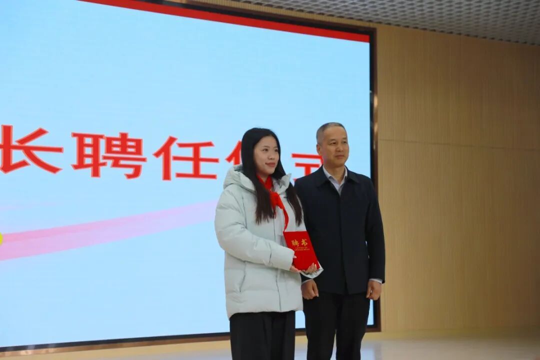 杨倩回家乡宁波,受聘担任体育副校长 杨倩回家乡宁波,受聘担任体育副校长