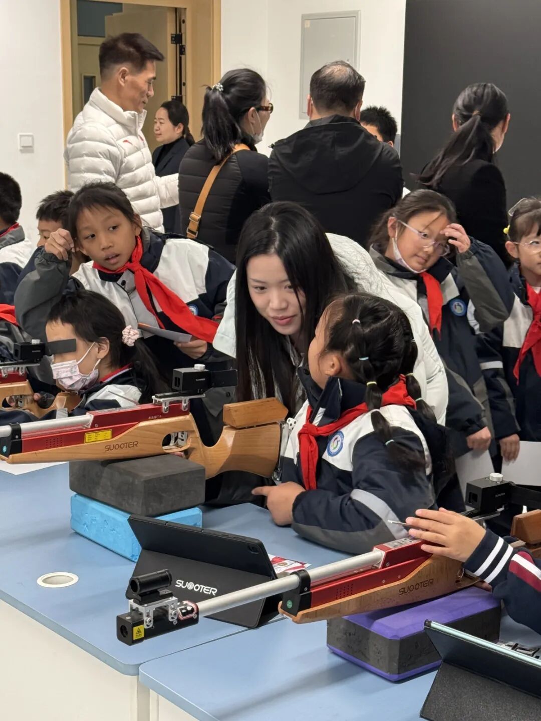 杨倩回家乡宁波,受聘担任体育副校长 杨倩回家乡宁波,受聘担任体育副校长
