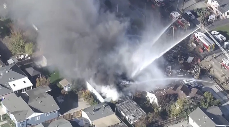 美加州居民区突发燃气爆炸并引发严重火灾,造成至少6人受伤, 一栋房屋被夷为平地 美加州居民区突发燃气爆炸并引发严重火灾,造成至少6人受伤, 一栋房屋被夷为平地