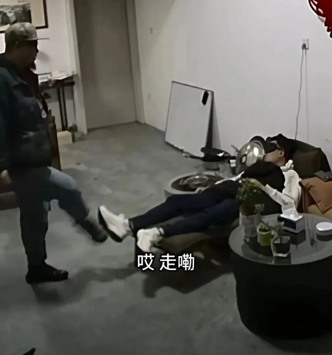员工下班踢了老板两脚,救了他一命! 员工下班踢了老板两脚,救了他一命!