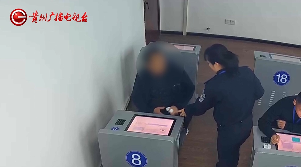 男子被罚款1000元,一年内不能考驾照,竟是因为在科目四考场做了这个动作→ 男子被罚款1000元,一年内不能考驾照,竟是因为在科目四考场做了这个动作→