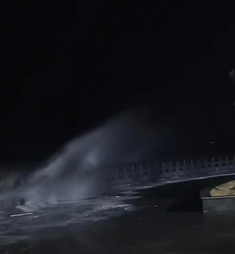 10级大风袭山西运城，数米高景区指示牌被刮倒，当地居民：从来没见过这么大的风