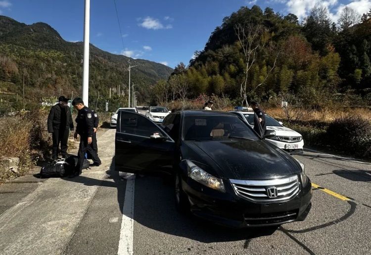 多警种紧急联动，现场截停车辆！300万元被追回，2名涉案“车手”落网