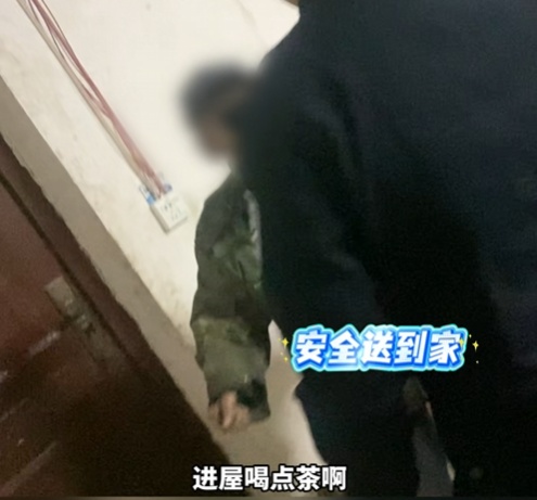 最暖“回家号”出发！老人寒夜走失，两地民警接力救助