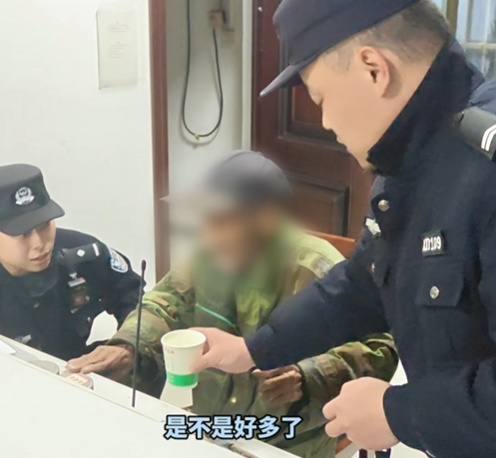 最暖“回家号”出发！老人寒夜走失，两地民警接力救助