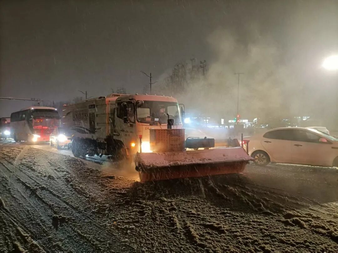 注意防滑！郑州发布道路结冰黄色预警；目前主次干道高架路段通行正常
