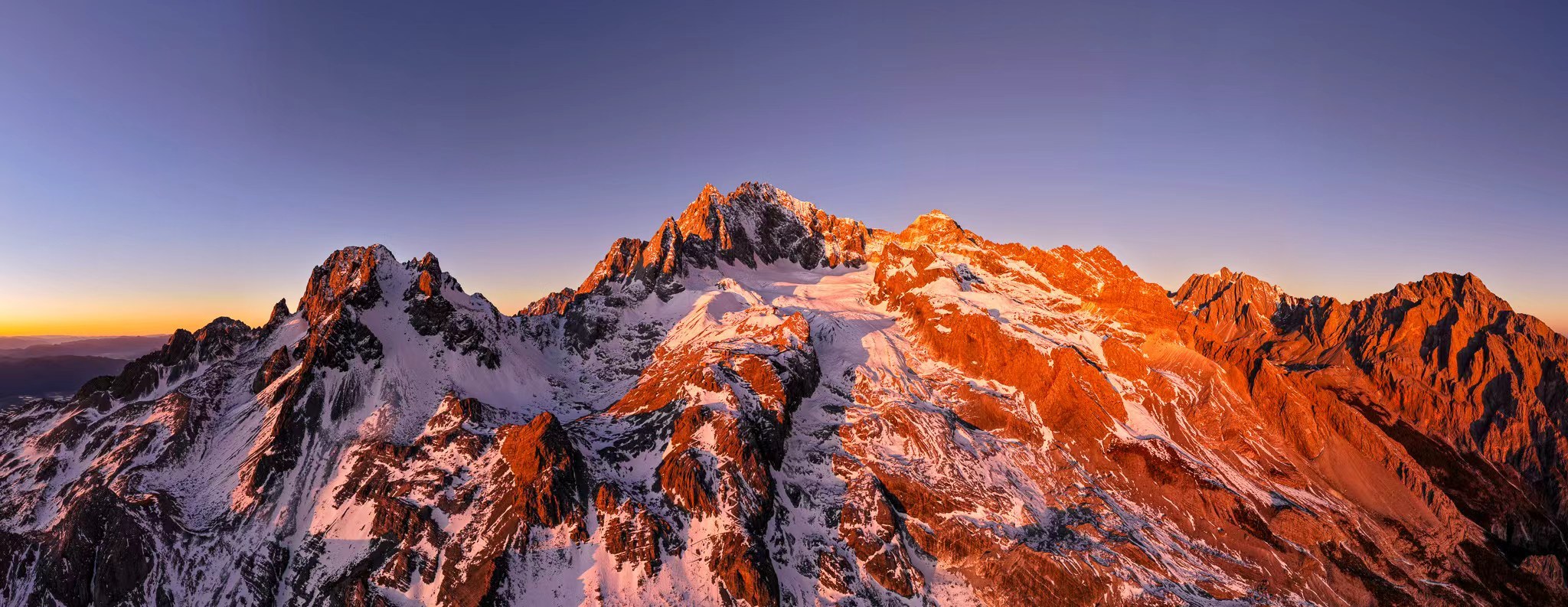 云南丽江：冬日玉龙雪山现“日照金山”壮美景观