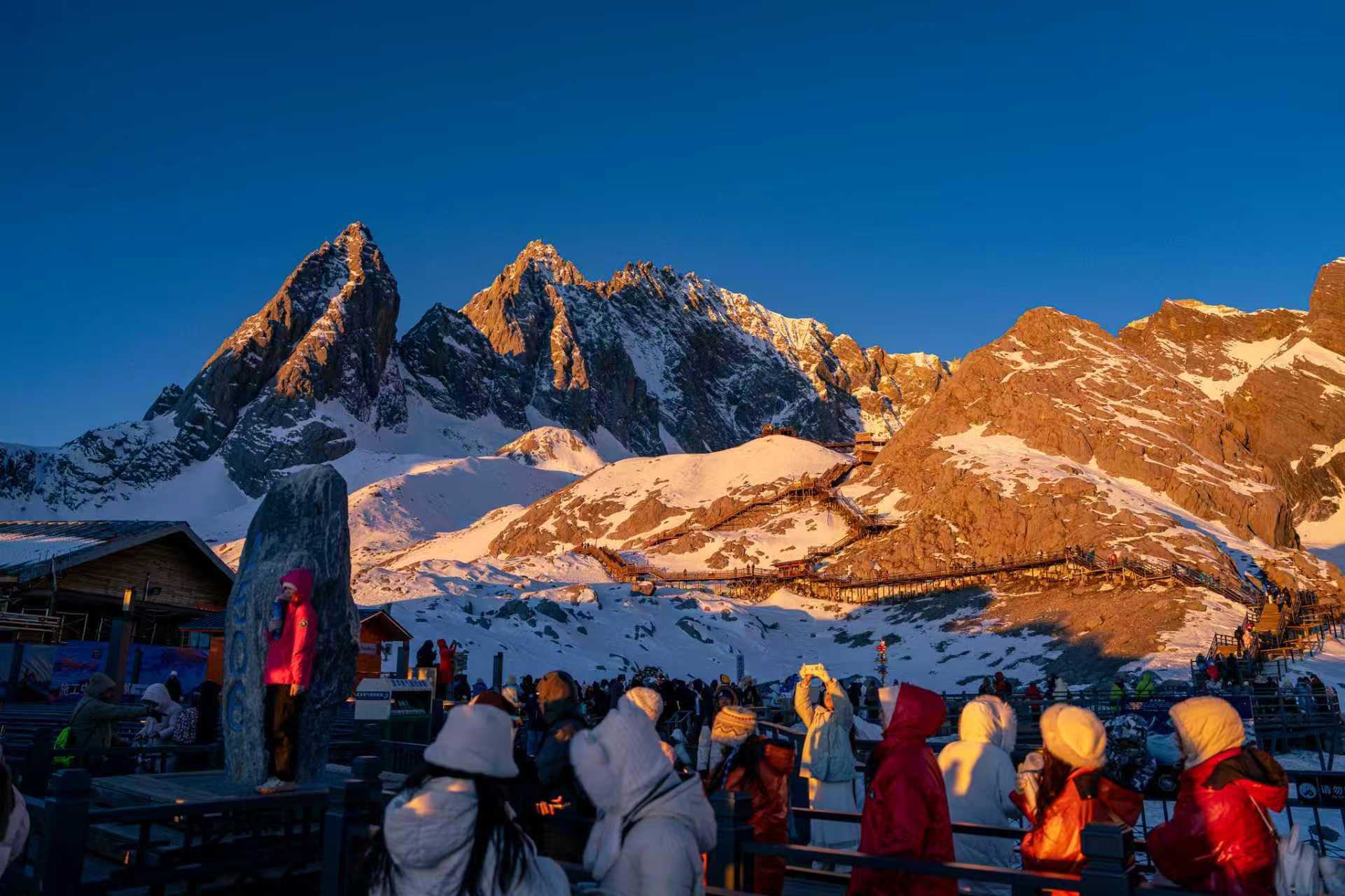 云南丽江：冬日玉龙雪山现“日照金山”壮美景观