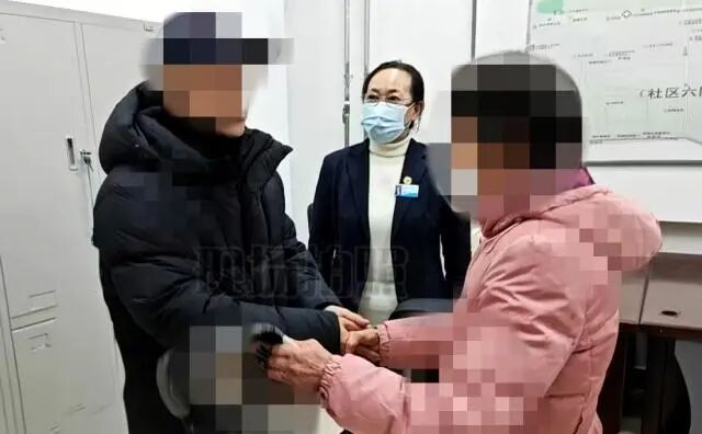 大庆一4岁男孩被小朋友咬伤，奶奶为出气竟拿出一张照片……