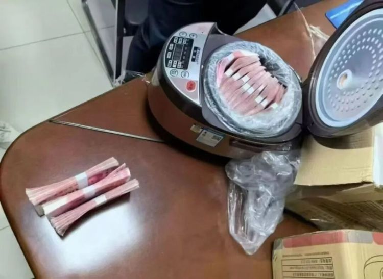 啥情况？现金放在电饭煲、泡面桶、枕头芯，黄金藏进鞋底、奶粉罐……