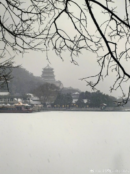 北京初雪把颐和园泼成水墨长卷 北京初雪把颐和园泼成水墨长卷