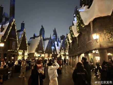 北京环球影城迎初雪，游客纷纷打卡“魔法世界”