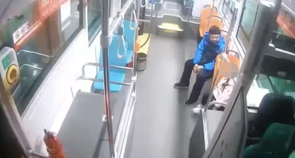 重庆这辆收班公交车,为与家人走散的小女孩亮起一盏灯 重庆这辆收班公交车,为与家人走散的小女孩亮起一盏灯