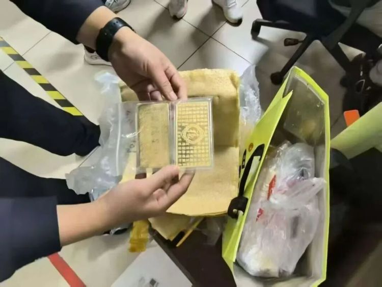 啥情况？现金放在电饭煲、泡面桶、枕头芯，黄金藏进鞋底、奶粉罐……