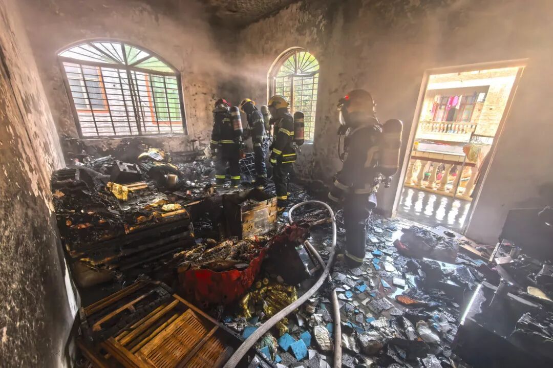 又一起!女子家客厅被烧光,“元凶”是人人都有的TA 又一起!女子家客厅被烧光,“元凶”是人人都有的TA