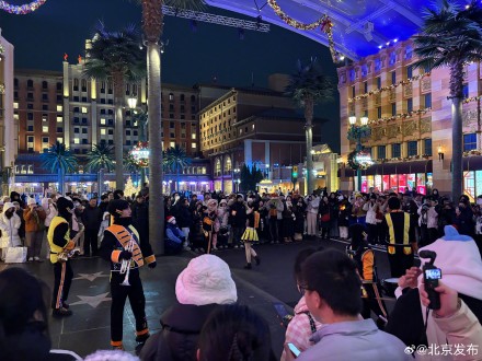 北京环球影城迎初雪，游客纷纷打卡“魔法世界”