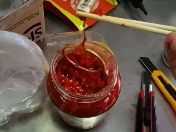 啥情况？现金放在电饭煲、泡面桶、枕头芯，黄金藏进鞋底、奶粉罐……