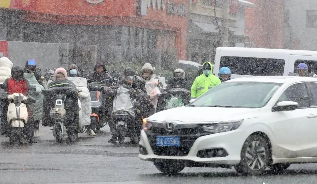雪真的来了!山东道路结冰与寒潮预警持续生效,出行务必注意安全! 雪真的来了!山东道路结冰与寒潮预警持续生效,出行务必注意安全!