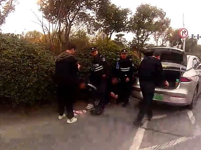 装孙子骗老人，还上门取钱，海宁警方：抓！