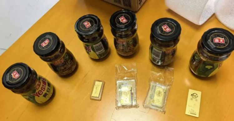 啥情况？现金放在电饭煲、泡面桶、枕头芯，黄金藏进鞋底、奶粉罐……