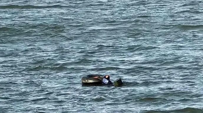 杭州男子用橡胶轮胎自制“小船”,去钱塘江上钓鱼,结果..... 杭州男子用橡胶轮胎自制“小船”,去钱塘江上钓鱼,结果.....