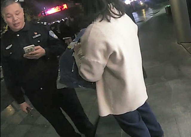 女子在二手平台买到被偷的新衣服，线下交易时协同警方当面擒获小偷！结局却意想不到