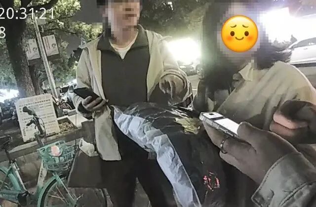 女子在二手平台买到被偷的新衣服,线下交易当面擒获小偷 女子在二手平台买到被偷的新衣服,线下交易当面擒获小偷